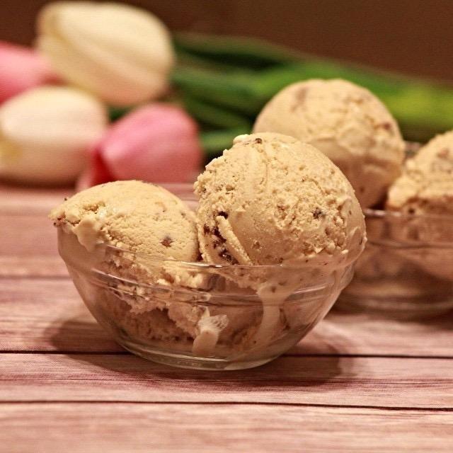 Cuisinart Ice Cream Maker, 1.5 Quart Double Insulated, Sorbet and Frozen Yogurt Maker, Ready in 20 Minutes, ICE-21P1, White customer photo 2