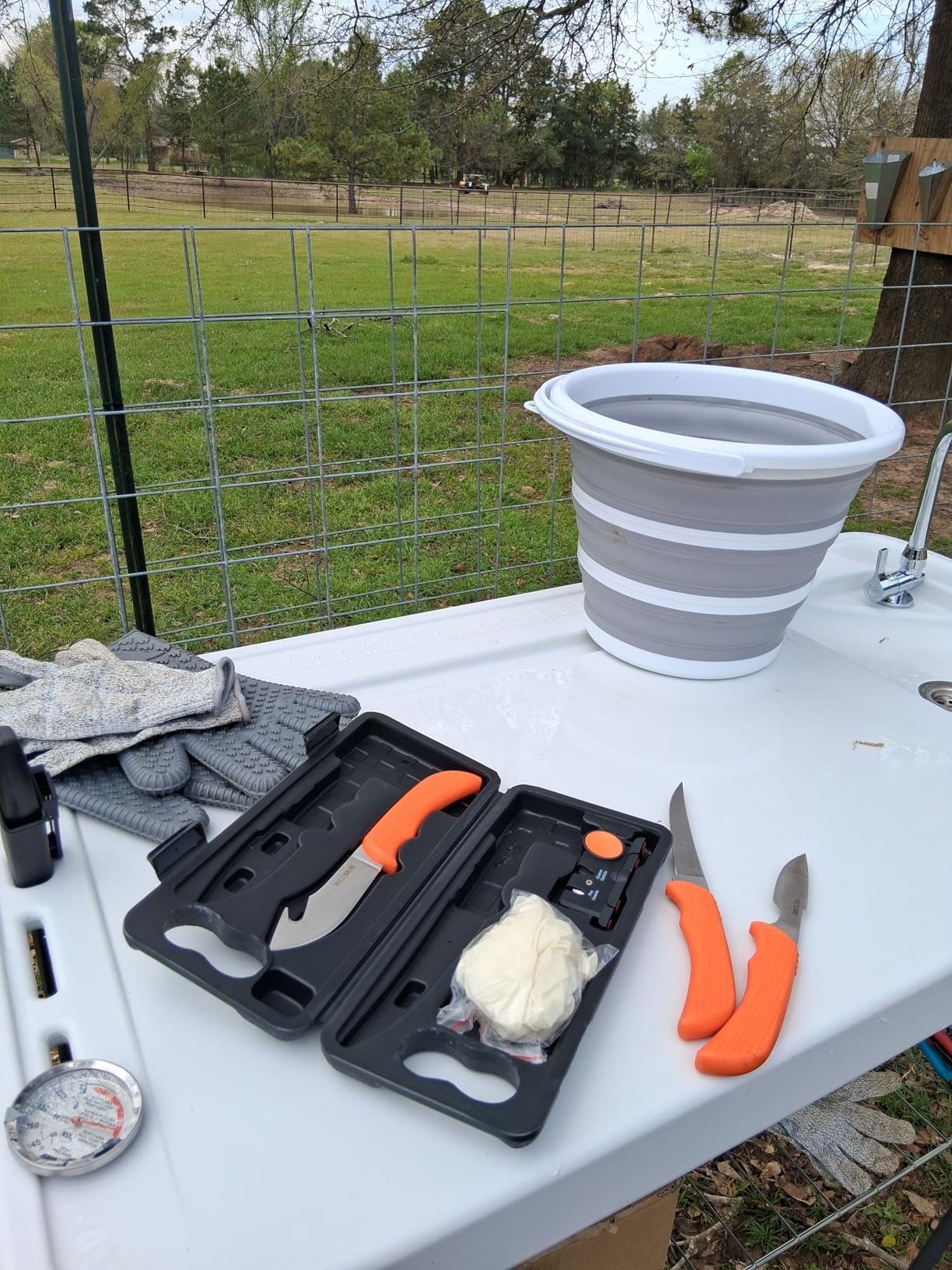 OUTDOOR EDGE WildPak, 8-Piece Field to Freezer Hunting & Game Processing Knife Set with Caping Knife, Gut-Hook Skinner, Boning/Fillet Knife, Wood/Bone Saw, Spreader, Gloves, and Hard-Side Carry Case customer photo 1