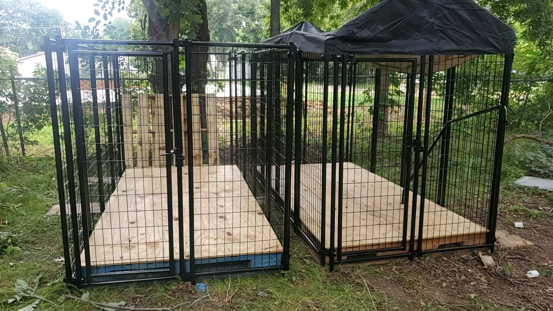 Amazon Basics - Welded Rectangular Outdoor Secure Wire Crate Kennel for Cat, Dog Large, Black, 102 x 48 x 72 inches customer photo 2