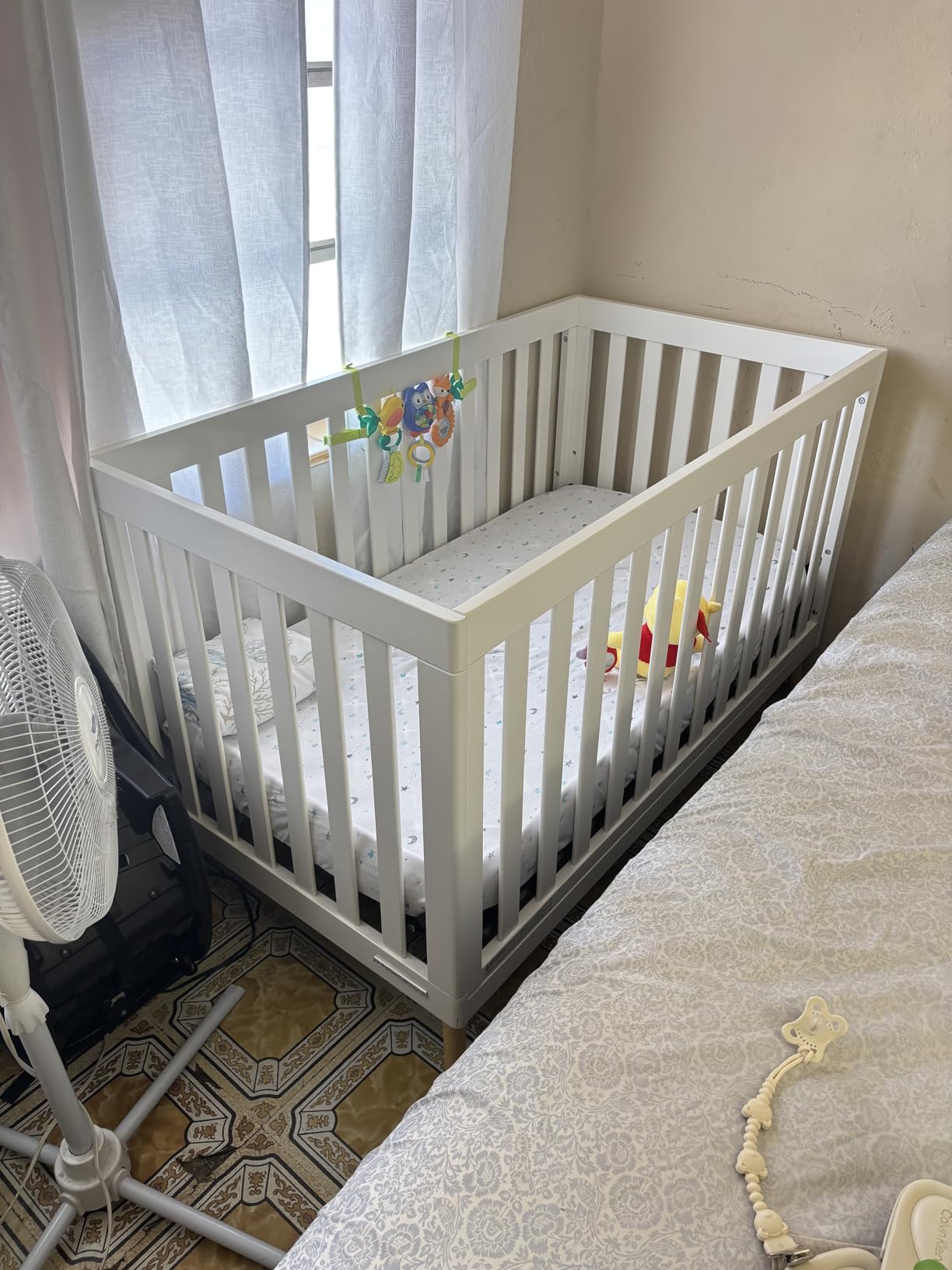 Delta Children Essex 4-in-1 Convertible Baby Crib, Bianca White with Natural Legs - Greenguard Gold Certified customer photo 1