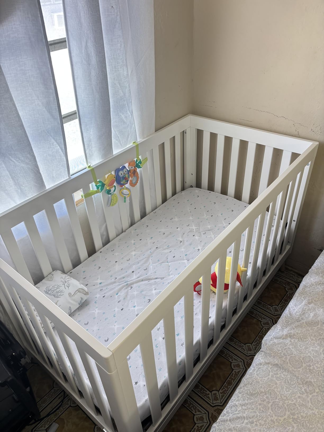 Delta Children Essex 4-in-1 Convertible Baby Crib, Bianca White with Natural Legs - Greenguard Gold Certified customer photo 2