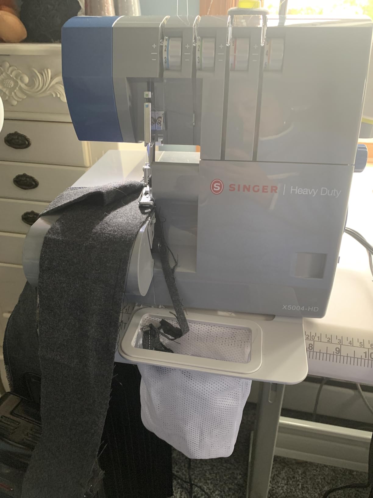 SINGER X5004-HD Metal Frame Serger & Overlock Machine | 2-3-4 Stitch Capability, 8 Built-In Stitches, 1300 Stitches per Minute, Adjustable Differential Feed & 2 LED Lights (Grey/Blue) customer photo 2