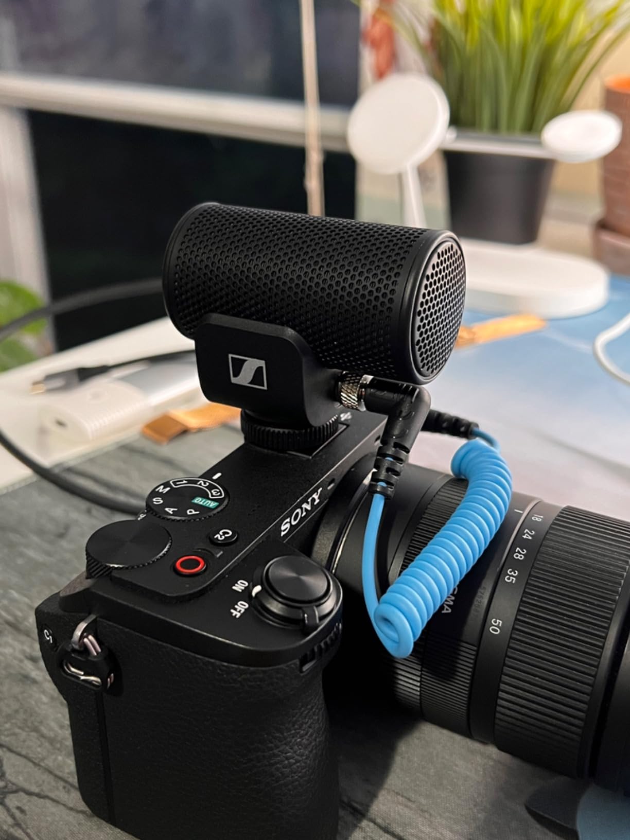 SENNHEISER Professional MKE 200 Directional On-Camera Microphone with 3.5mm TRS and TRRS Connectors for DSLR, Mirrorless & Mobile customer photo 2