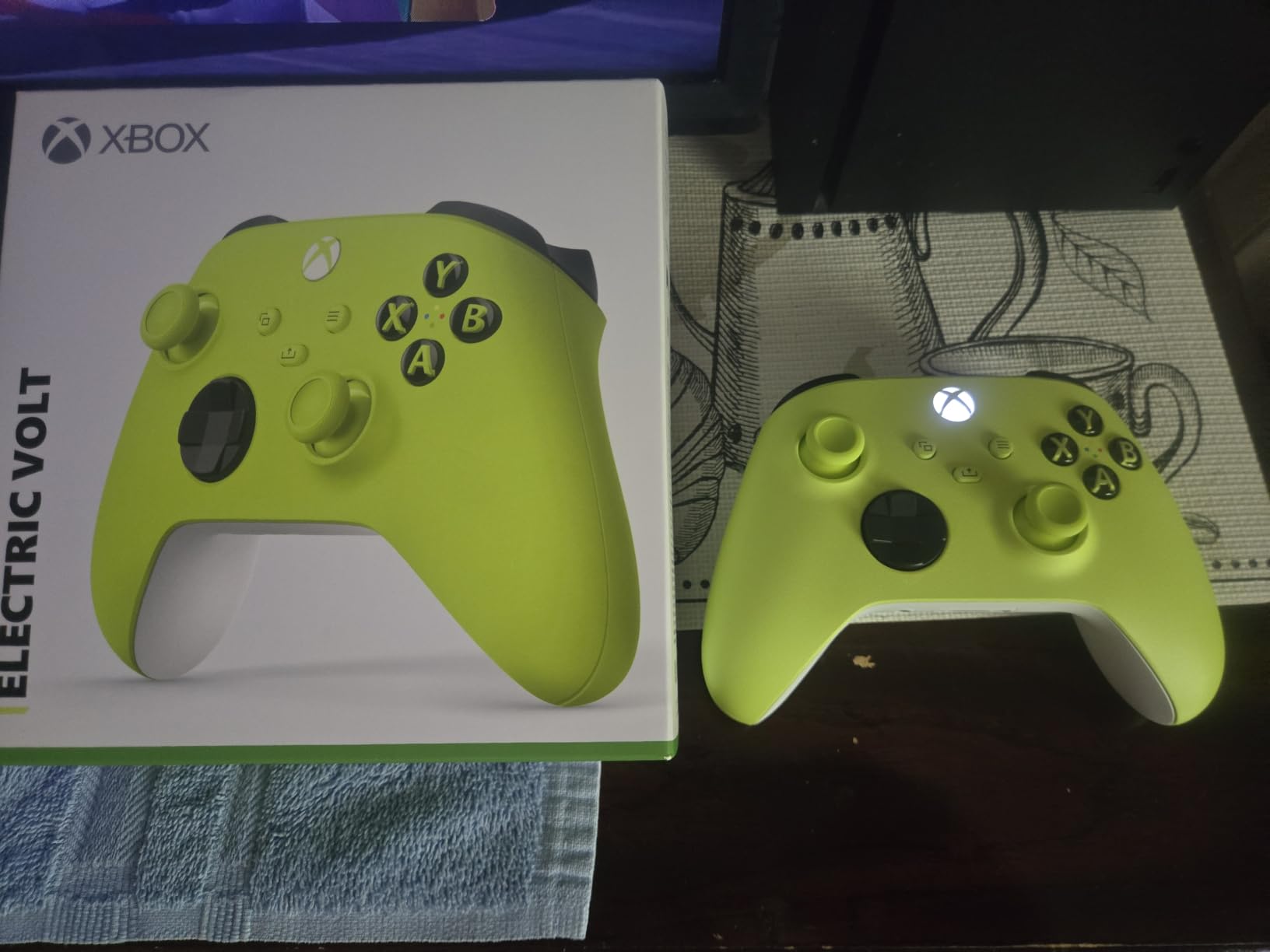 Xbox Wireless Gaming Controller | Electric Volt | Console, PC, & Cloud Devices | Textured Grip | Wireless, Bluetooth, USB-C Connectivity customer photo 2