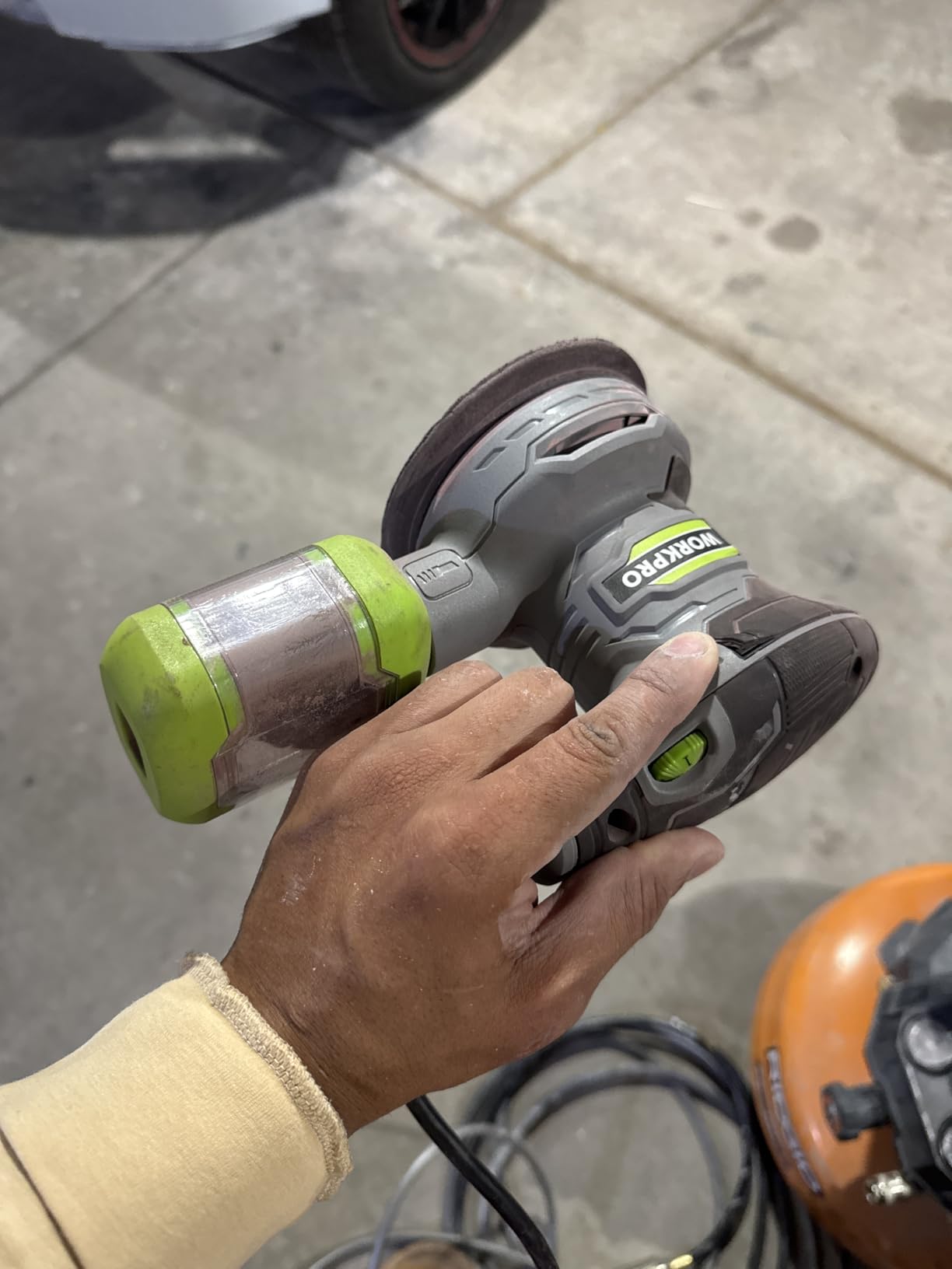 WORKPRO 5-Inch Random Orbital Sander, 6 Variable Speeds 7000 to 14000 RPM, 2.5 Amp Electric Sander for Woodworking with Dust Collector, 15pcs Sandpapers customer photo 1
