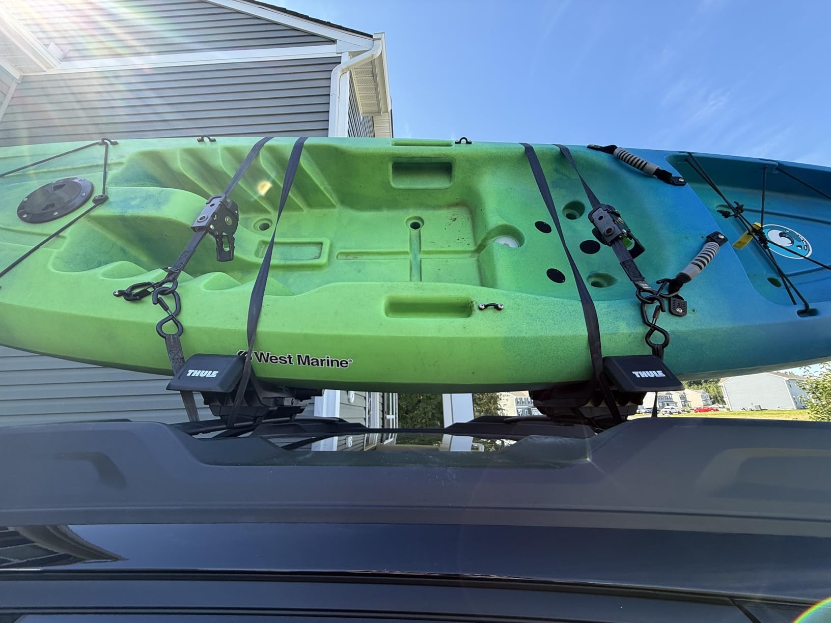 Thule Hull-a-Port XTR - Kayak j-style roof rack - Carry up to 2 kayaks - Folds flat - Pre-assembled - Locks to roof rack - Universal mounting up to 80.5mm wide load bars customer photo 2