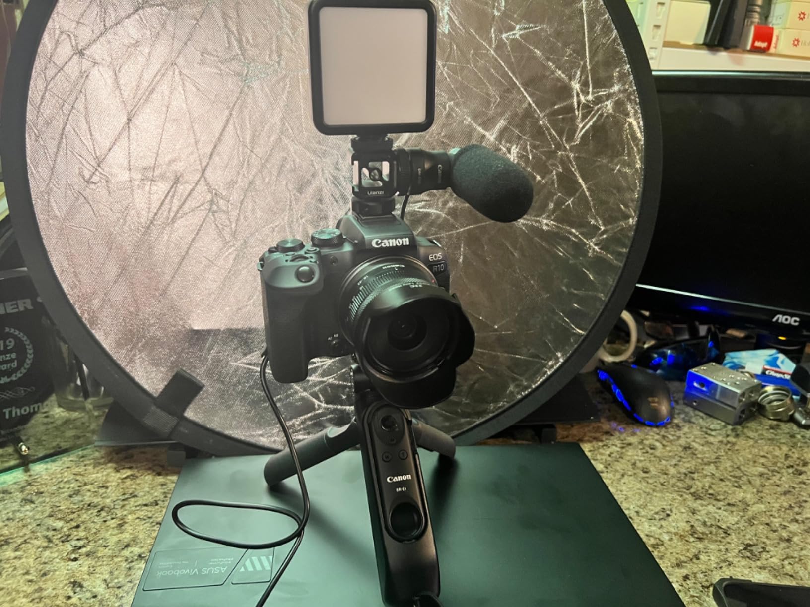 Canon EOS R10 Content Creator Kit, Mirrorless Vlogging Camera with RF-S18-45mm Lens, Tripod and Stereo Microphone customer photo 2