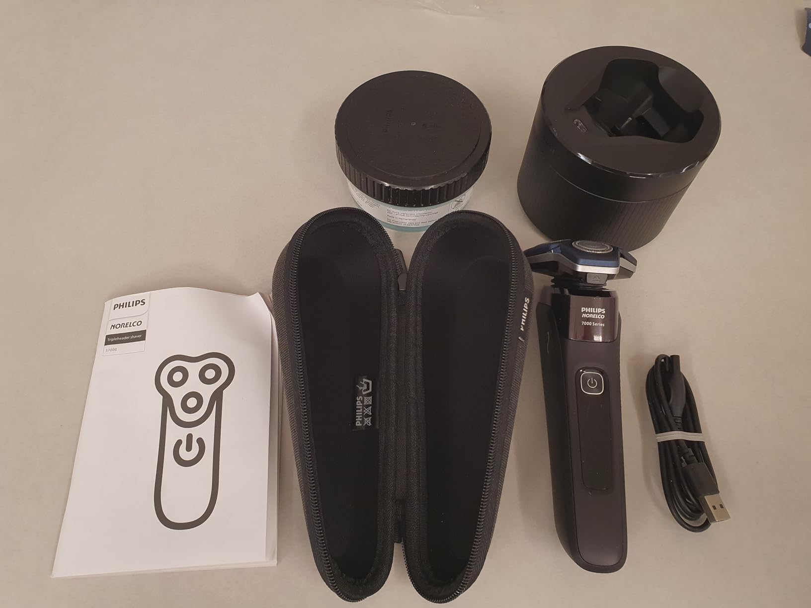 Philips Norelco Shaver 7600, Rechargeable Wet & Dry Electric Shaver with SenseIQ Technology, Quick Clean Pod, Travel Case & Pop-up Trimmer, S7886/84 customer photo 2