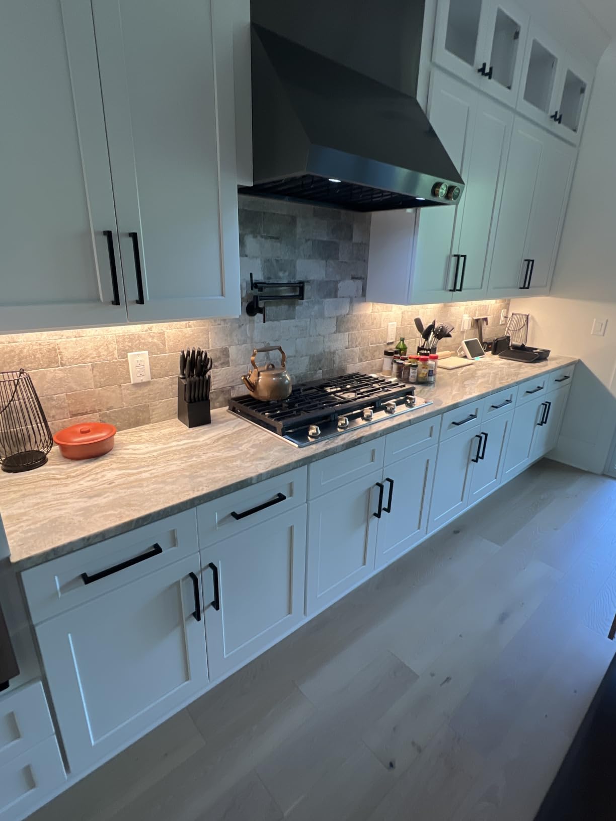 GETINLIGHT 30-Inch Hardwired Only LED Under Cabinet Light, 3-CCT Selectable | Choose from 3000K, 4000K, or 5000K. Dimmable with a matte white finish. ETL Listed. Model: IN-0201-14-WH-345K customer photo 1
