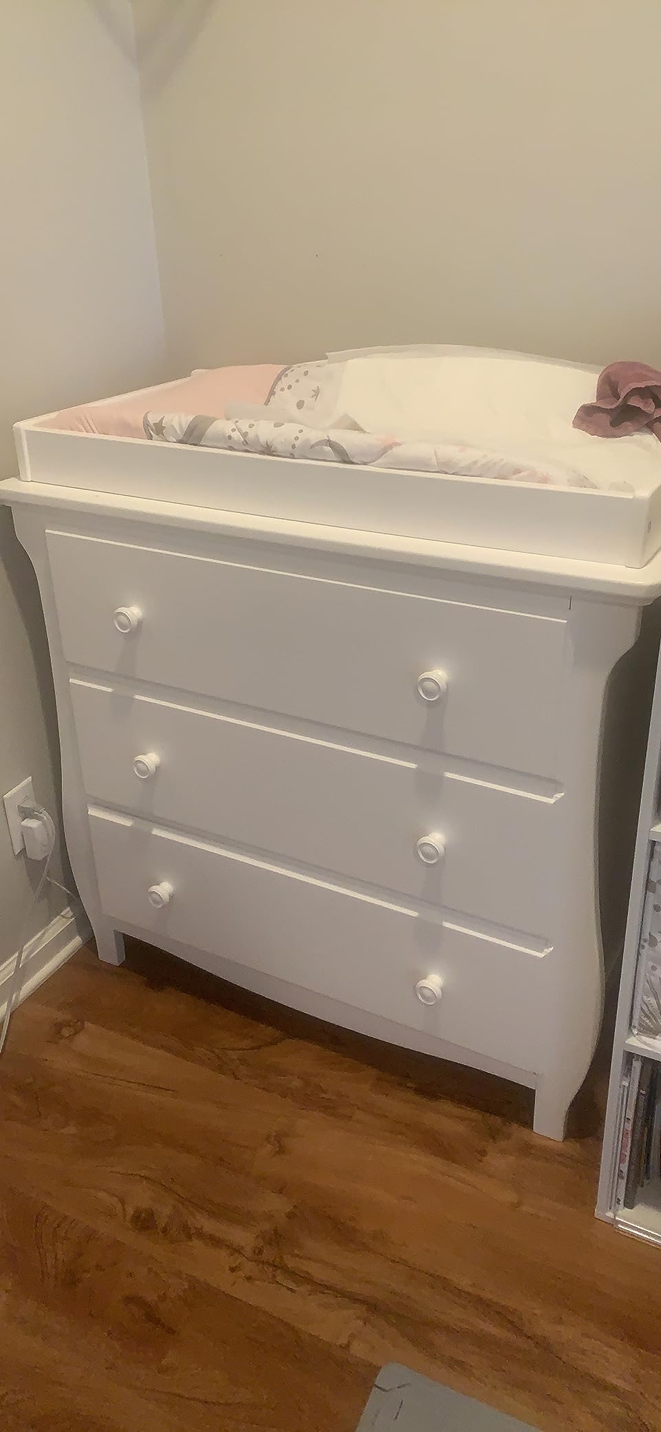 Delta Children Lancaster 3 Drawer Dresser with Changing Top and Interlocking Drawers - Greenguard Gold Certified, Bianca White customer photo 1