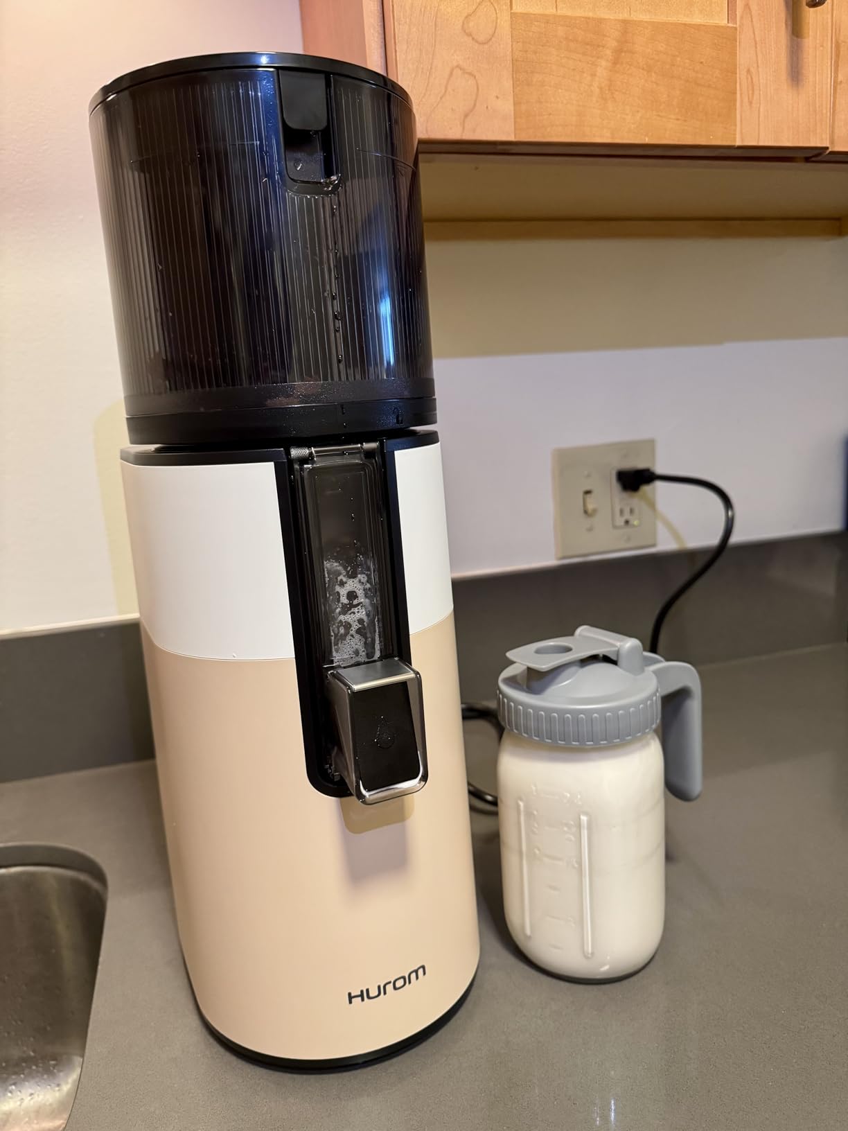 Hurom H400 Cold Press Juicer Machine, Award Winning Masticating Slow Juicer, Easy to Clean, Strainer & Hands Free with Self Feeding, Wide Mouth Hopper, Easy Assembly (Two-Tone Beige) customer photo 2