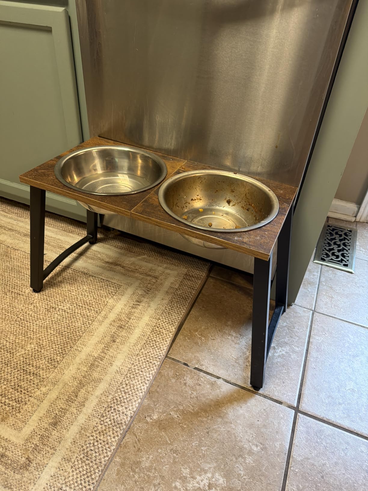 Elevated Dog Bowls for X-Large Dogs with Spill Proof Mat, 16.5