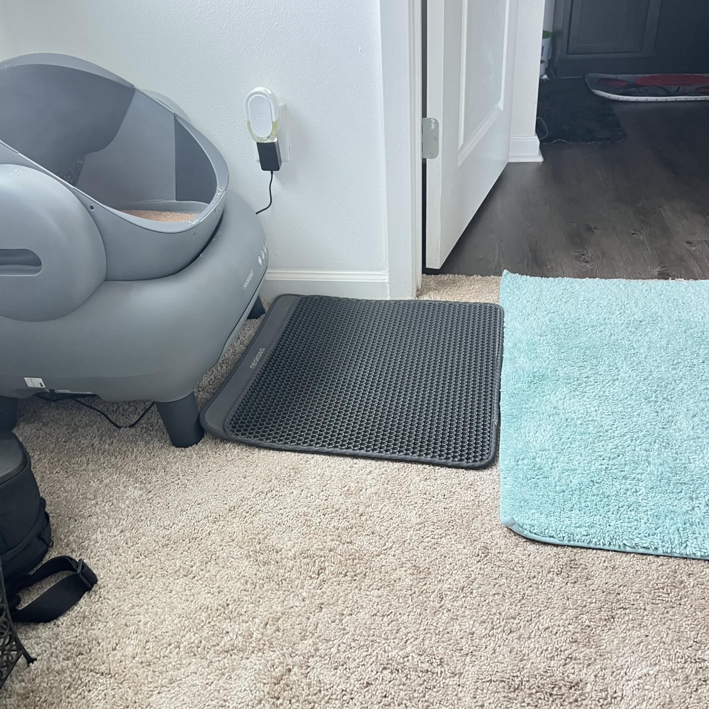 Neakasa M1 Plus Automatic Cat Litter Box with 2-Year Protection Plan | For Cats Up to 33lbs & Multi-Cat Homes, Litter Mat & 2 Refill Bag Rolls, App Control, 360° Safety, Odor Seal & Leak Guard customer photo 1