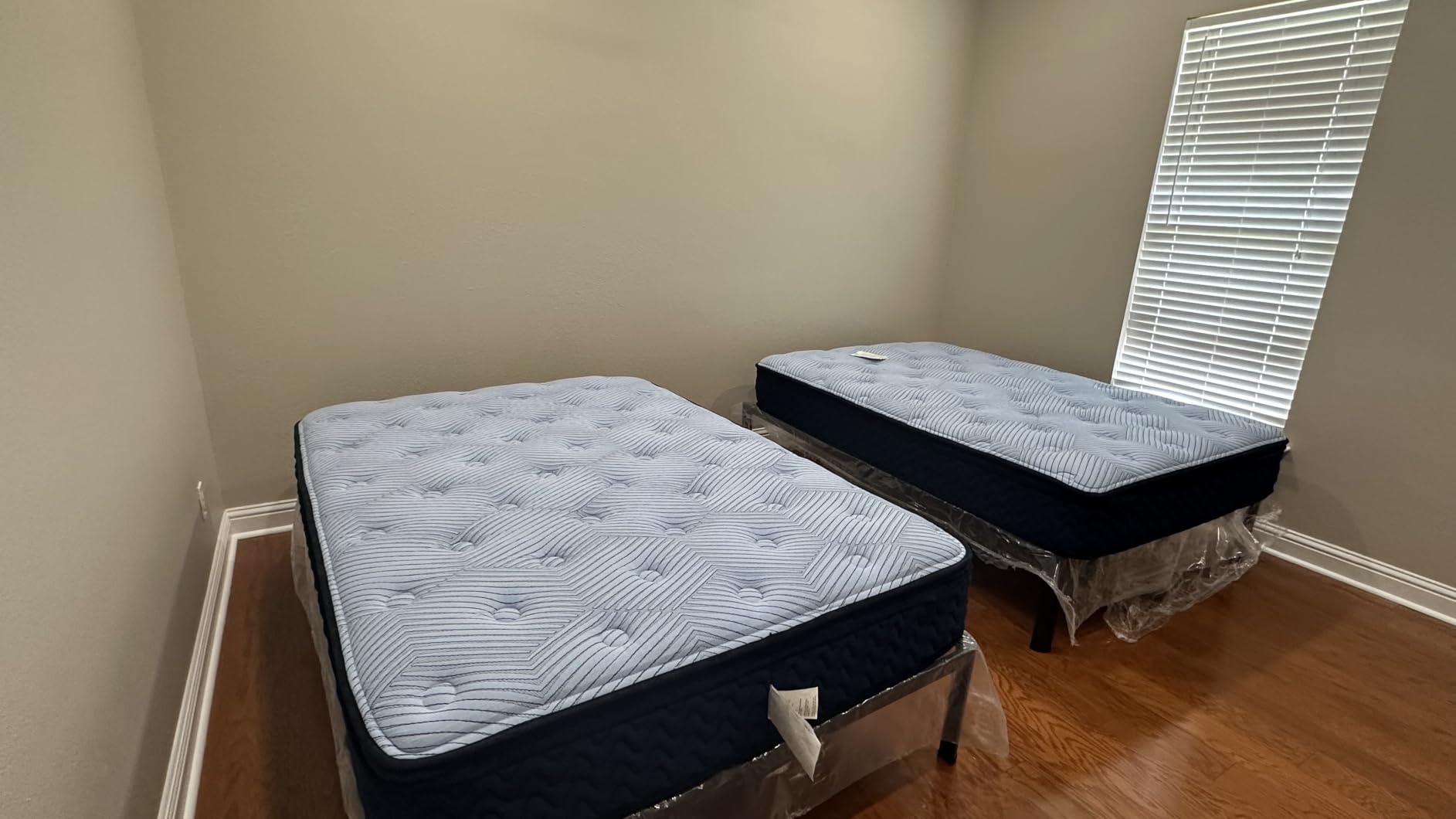 VIPSHOW 18 Inch Queen Bed Frame, 3500Lbs Heavy Duty Metal Platform with Round Corner Legs Mattress Slide Stopper, Steel Slat Support No Box Spring Needed, Noise Free, Non-Slip, Easy Assembly customer photo 2