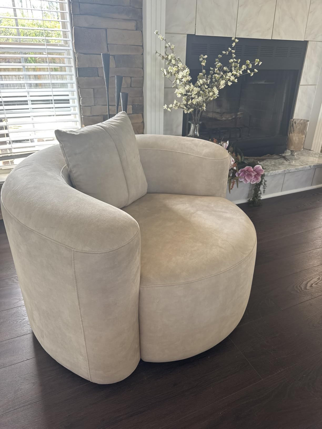 Acanva Mellow Tight Curved Back Accent Chair, Velvet Sofa | Living Room Chairs, Solid Wood Frame, No Assembly Required, Furniture for Apartment Bedroom Reception Office customer photo 1