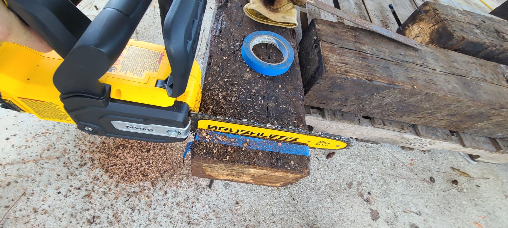 DEWALT 20V MAX 12-Inch Cordless Chainsaw, Bare Tool Only (DCCS621B) customer photo 2