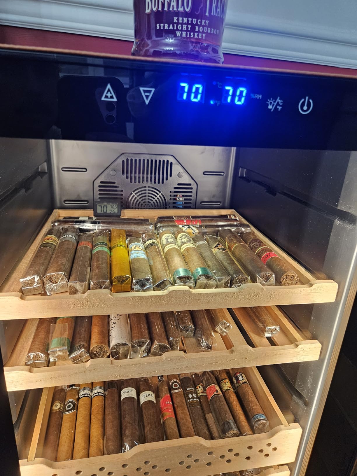 70L Upgraded Electric Humidor with Leather, 400 Counts Large Capacity, Thermostatic Electric Cooler Cabinet with Digital LED Screen, Safety Lock, Smart Humidity & Temp Control, Gifts for Men customer photo 2