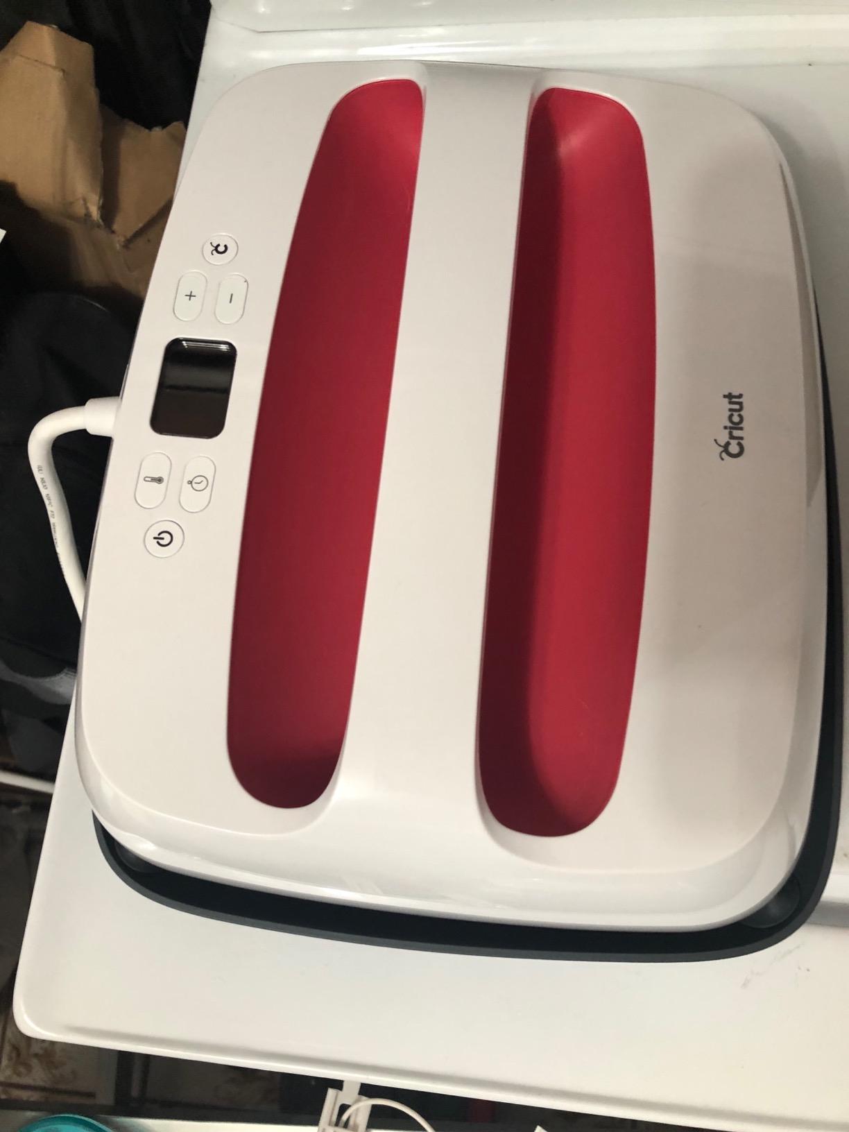 Cricut EasyPress 2 (SE) - 12 in x 10 in Heat Press - Heat Transfer Machine for T-Shirts, Sweatshirts, Blankets, Pillows, & More - Easy to Use - Raspberry customer photo 2