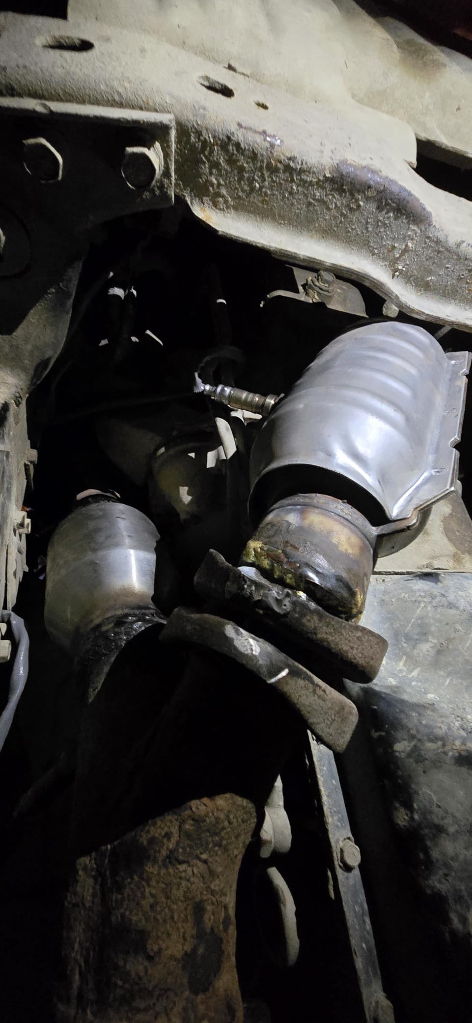 MagnaFlow Universal Catalytic Converter 54055 (Federal/EPA Compliant) | OE Replacement, 2.25/2.25
