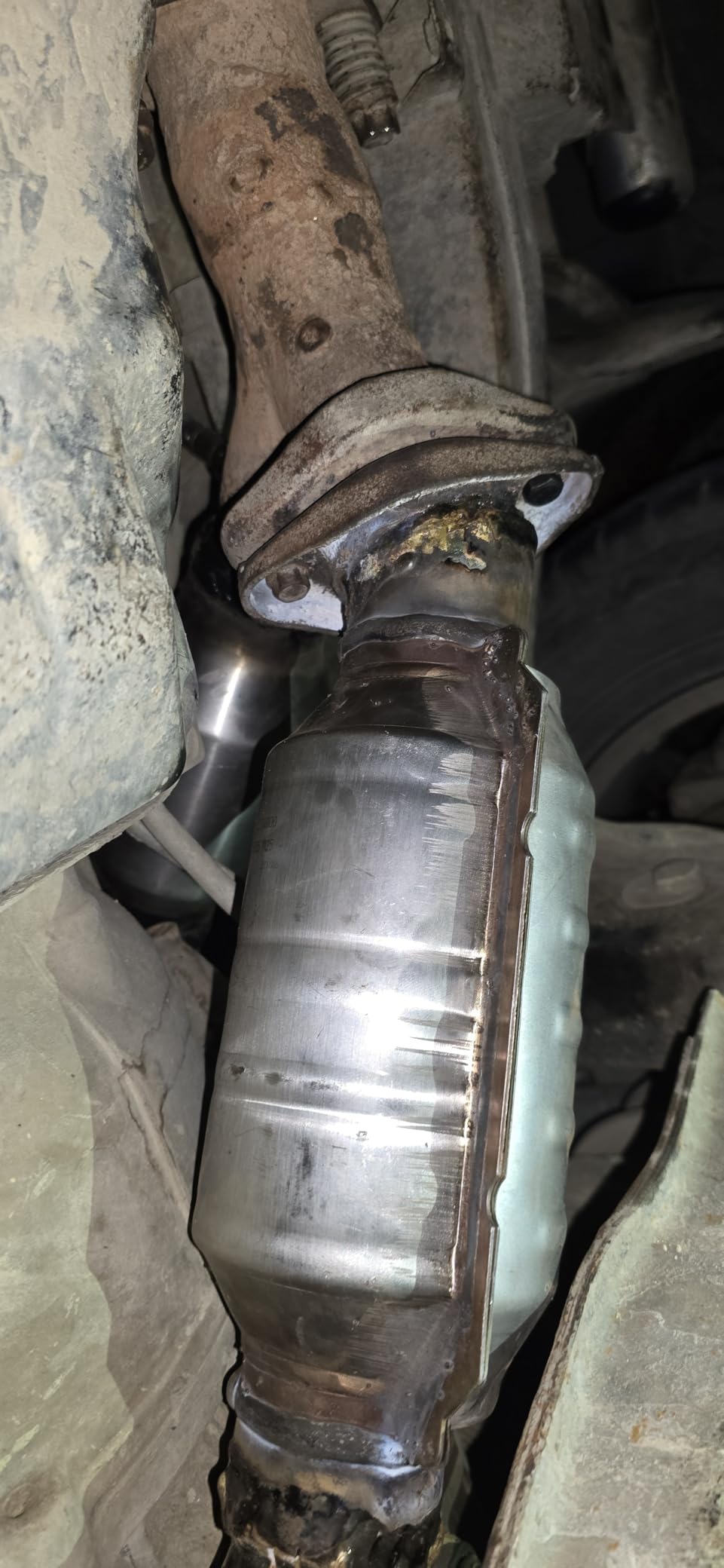 MagnaFlow Universal Catalytic Converter 54055 (Federal/EPA Compliant) | OE Replacement, 2.25/2.25