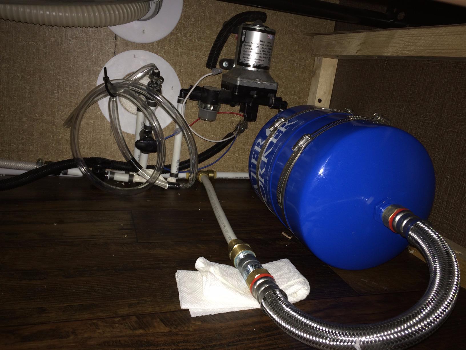 HT-2B Vertical Pre-Charged Well Tank, 100 Psi, 2 Gallon customer photo 1