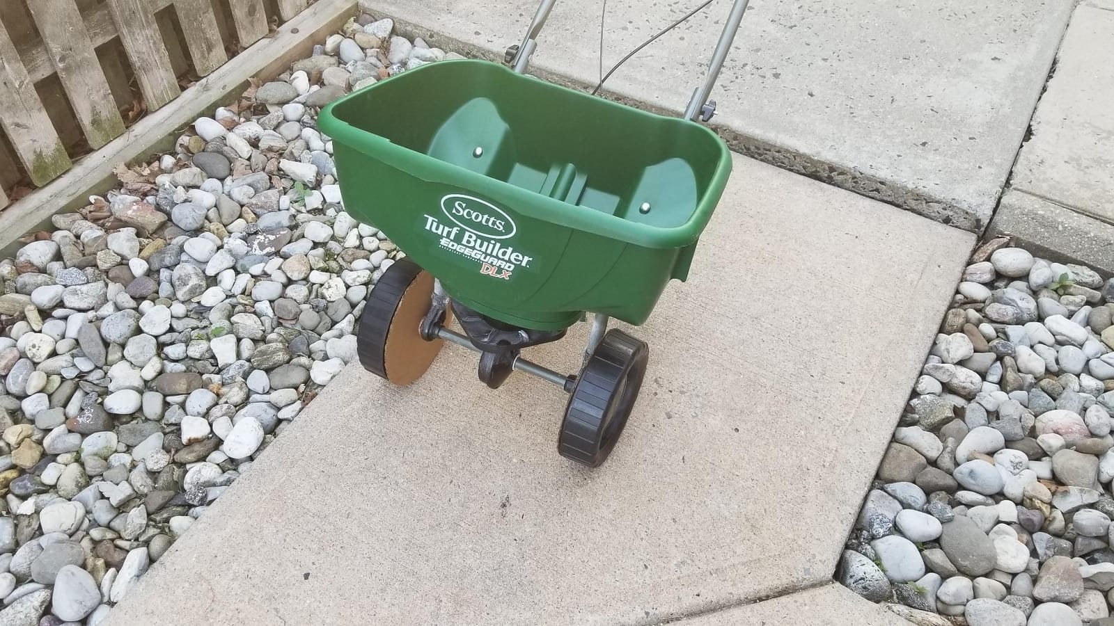 Scotts Turf Builder EdgeGuard DLX Broadcast Spreader for Seed, Fertilizer, Salt, Ice Melt, Holds up to 15,000 sq.ft. Product, Green customer photo 1