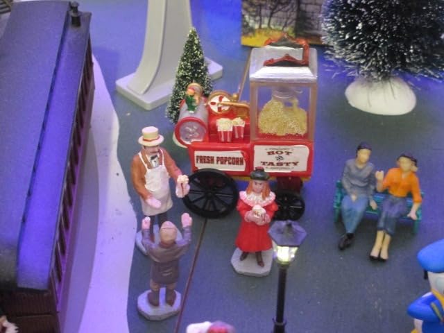 Lemax Christmas Village Popcorn Vendor customer photo 1