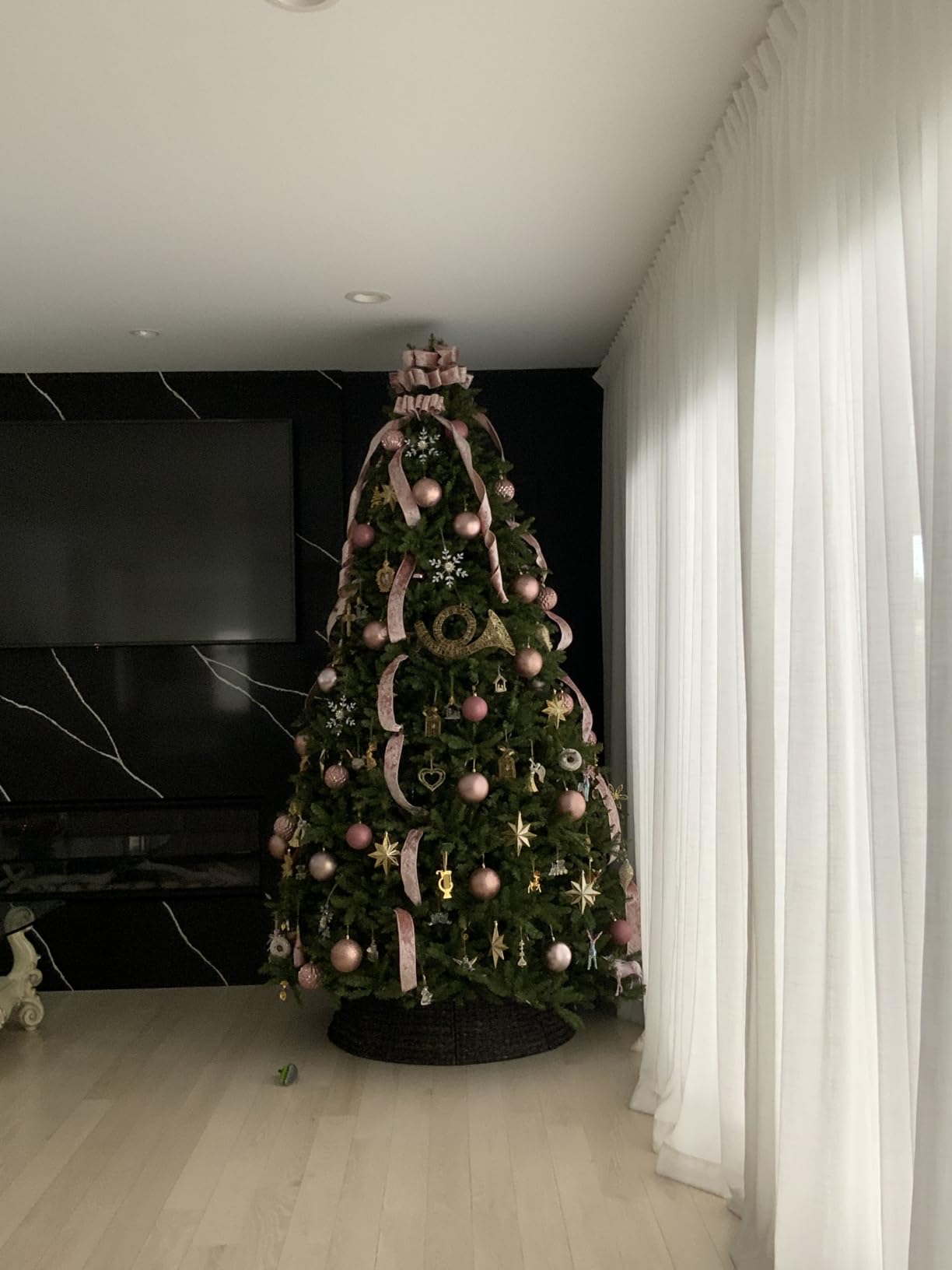 National Tree Company 7.5ft Pre-Lit Dunhill Fir Artificial Christmas Tree | 700 LED Lights, 10 Light Functions, 2,514 Tips, Foot Pedal, Includes Stand, Green customer photo 2