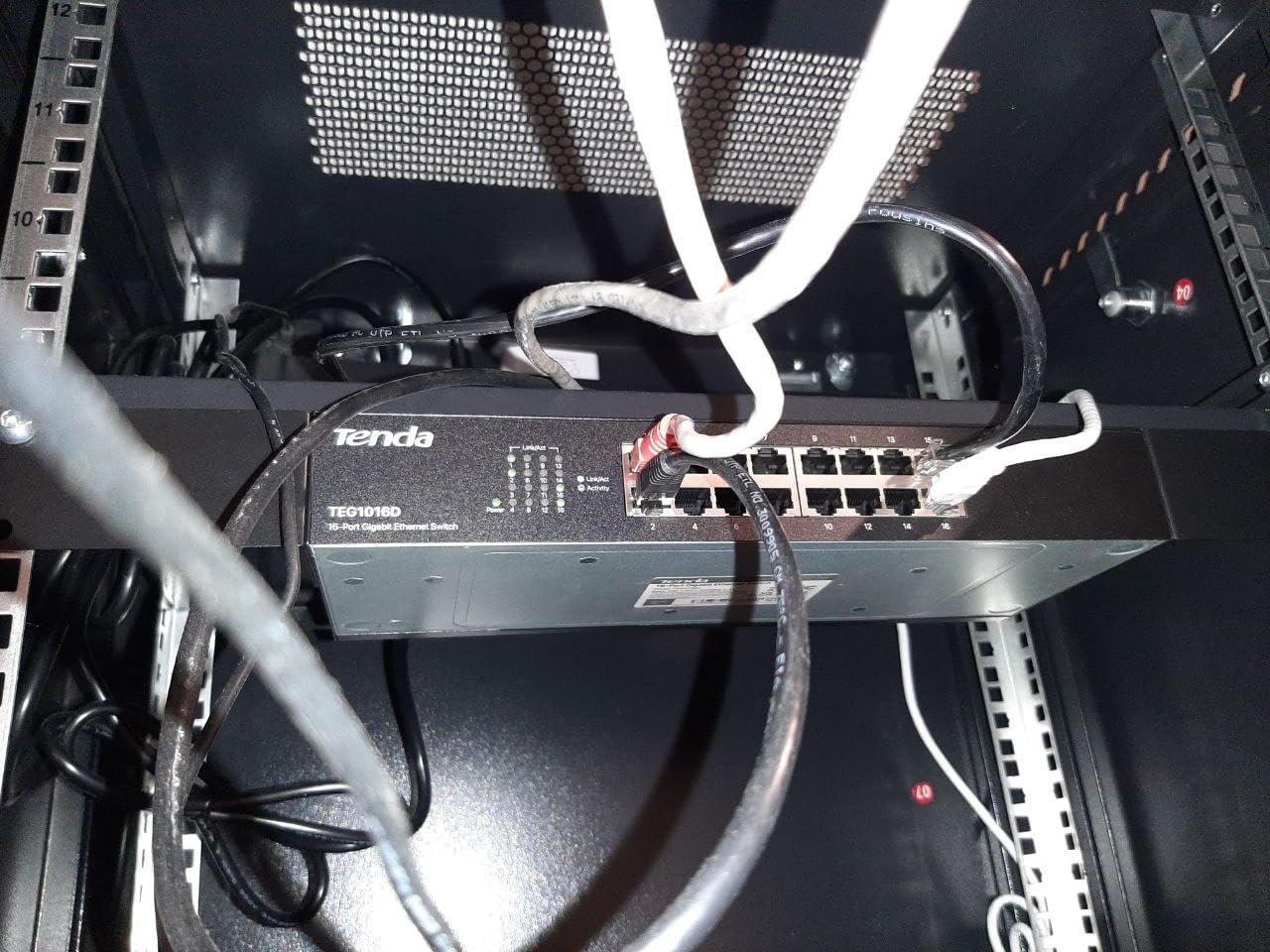 Tenda 16 Port Gigabit Ethernet Switch | Desktop/Rackmount Network Switch | 16*10/100/1000Mbps Shielded Ports | Unmanaged | Plug & Play | Traffic Optimization | Metal | Quiet for SOHO & Home (TEG1016D) customer photo 1