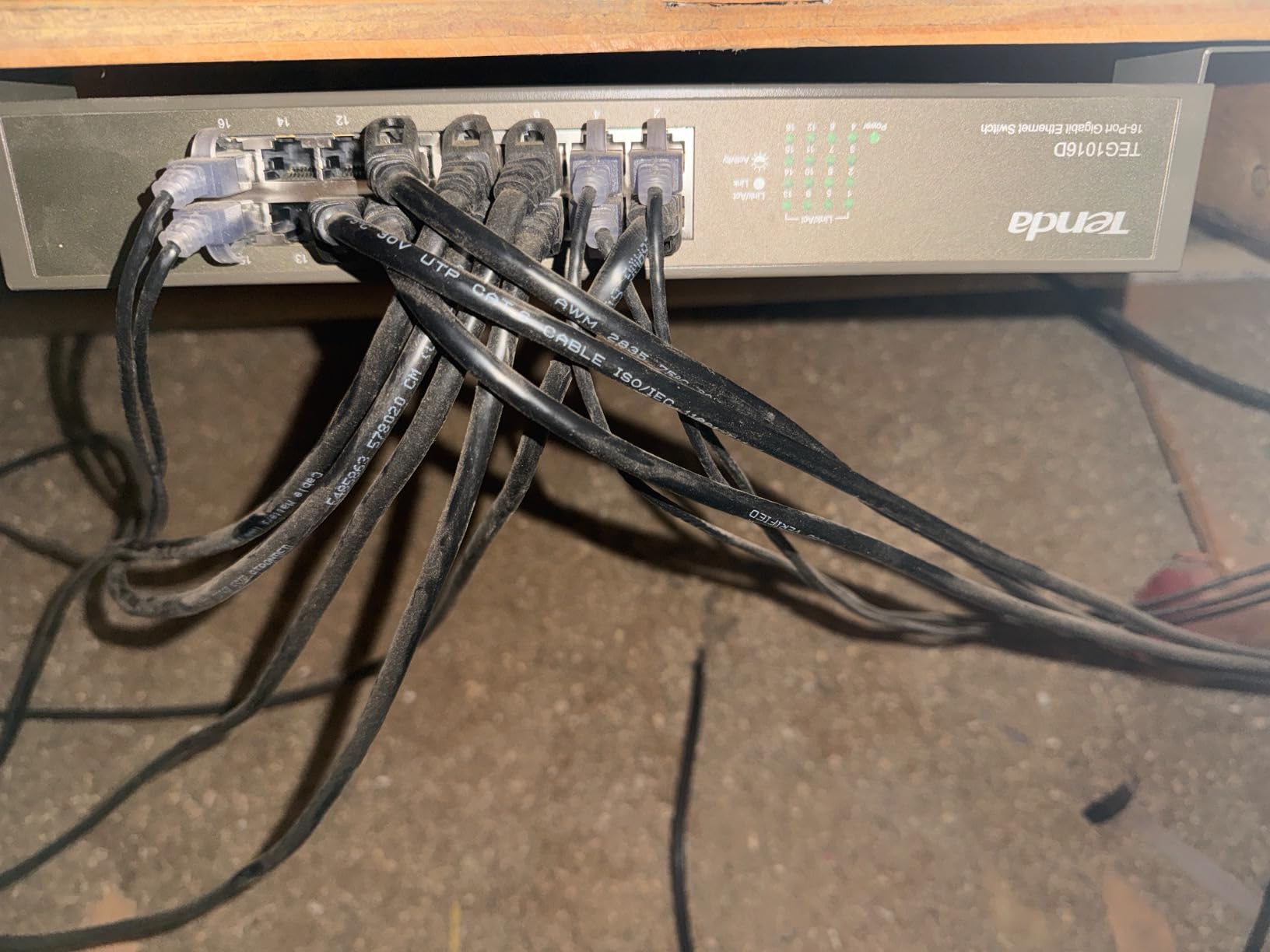 Tenda 16 Port Gigabit Ethernet Switch | Desktop/Rackmount Network Switch | 16*10/100/1000Mbps Shielded Ports | Unmanaged | Plug & Play | Traffic Optimization | Metal | Quiet for SOHO & Home (TEG1016D) customer photo 2