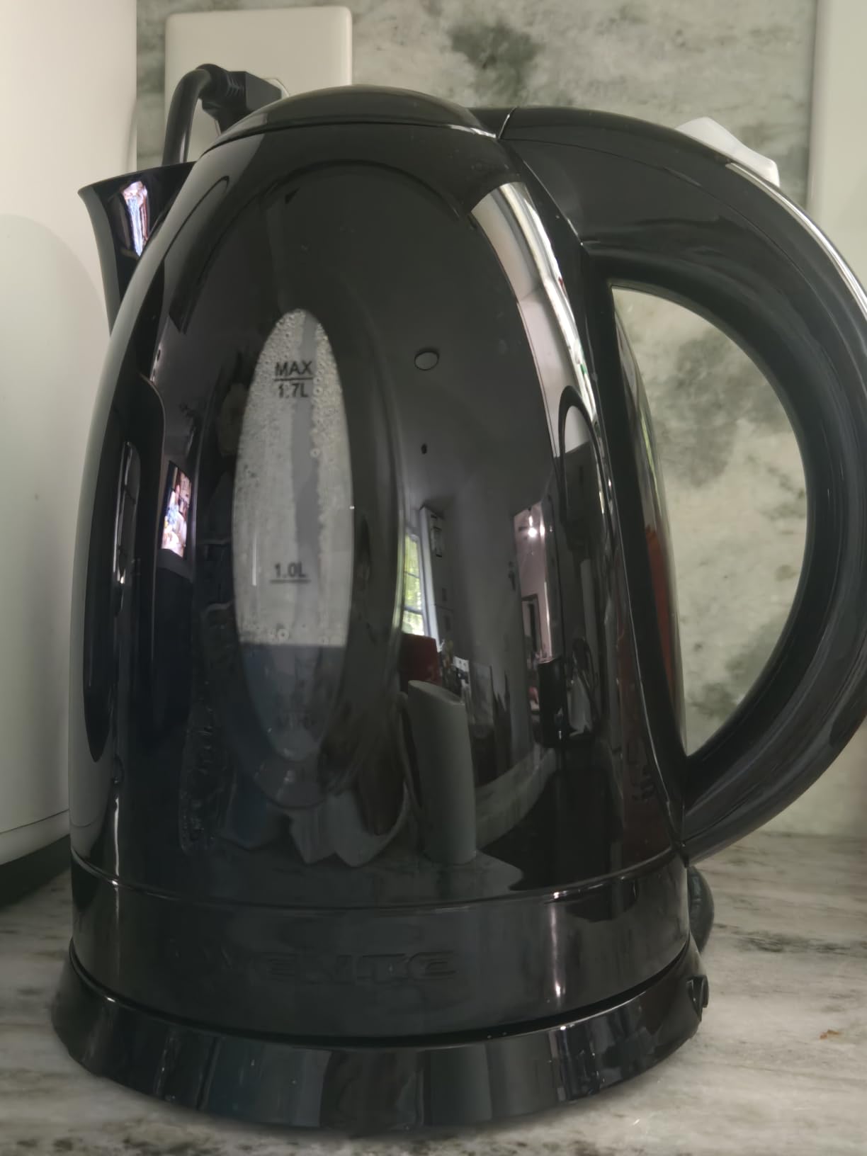 OVENTE 1.7L Electric Tea Kettle, 1100W BPA-Free Water Boiler, White KP72W | Fast Boiling, Auto Shut-Off, Boil-Dry Protection, 360° Swivel Base, Cordless Serving, Clear-View Window and Removable Filter customer photo 1