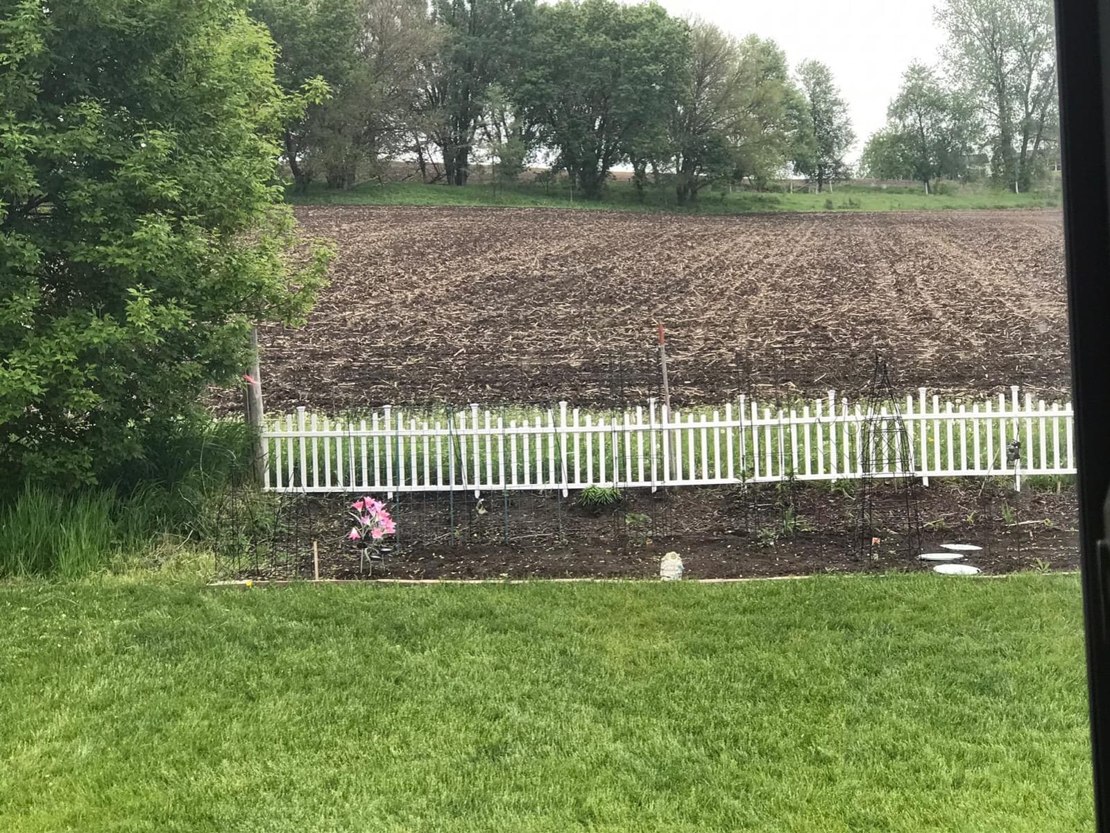 Zippity Madison Picket Fence Panels, White Vinyl DIY No Dig Kit | 2.5ftH x 2.3ftW, White, 2 Panels, Garden Border or Yard Enclosure, ZP19001 customer photo 2