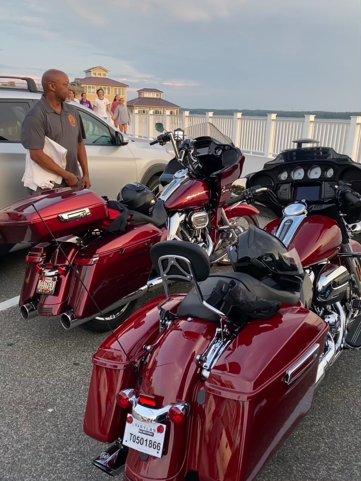 Vance and Hines 16672 Twin Slash Round 4in. Chrome Slip-On Exhaust for Harley Davidson Touring 2017-2018 Models customer photo 1