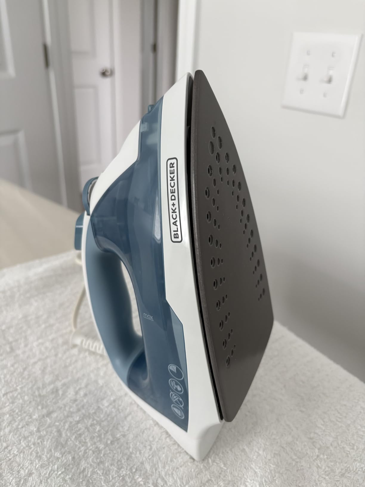 BLACK+DECKER Steam Iron for Clothes with Auto Shutoff & TrueGlide Soleplate, 1200W customer photo 1
