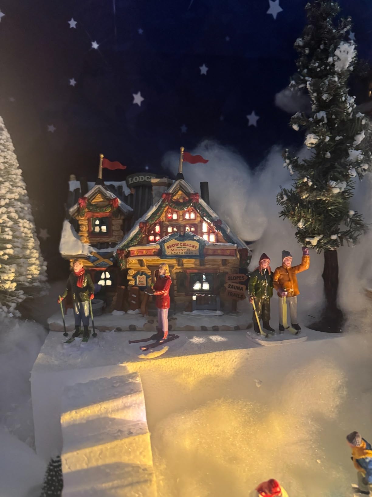 Department 56 Vail Village Lighted Building: Apres-Ski Lodge, Porcelain customer photo 1