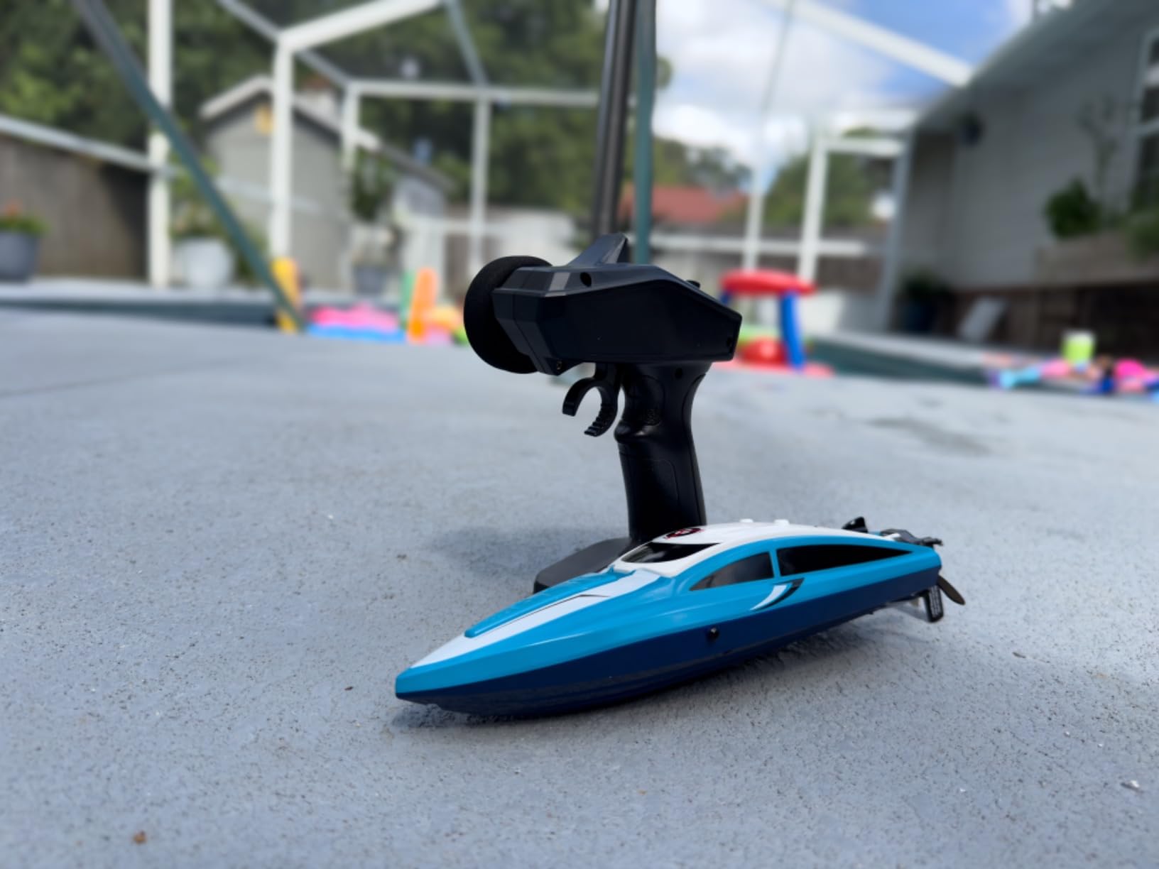 Force1 Velocity Blue Fast RC Boat - Remote Control Boats for Adults and Kids, 2.4GHz Transmitter, 2 Rechargeable Batteries customer photo 1