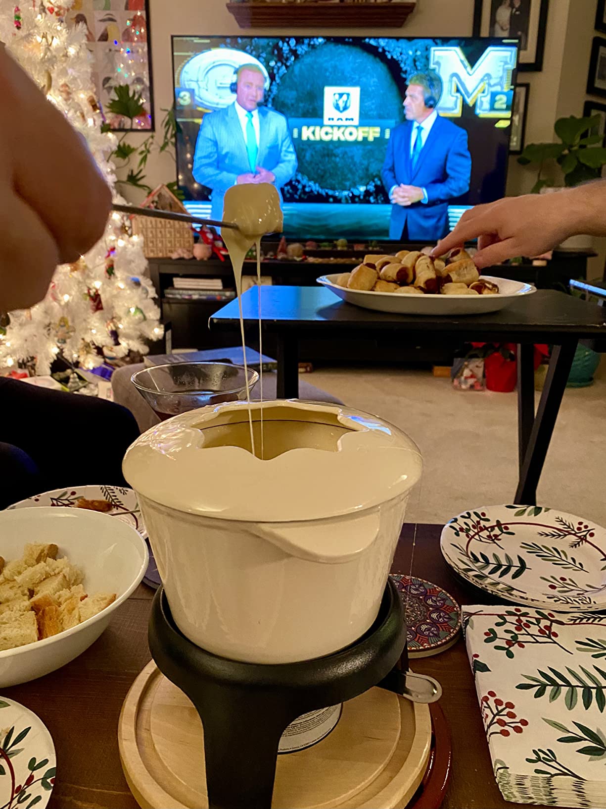 Twine Cast Iron Fondue Set with Metal Stand and Forks, Chocolate Melting Pot, Cheese Fondue Kit Set, Hosting Essentials 8.5