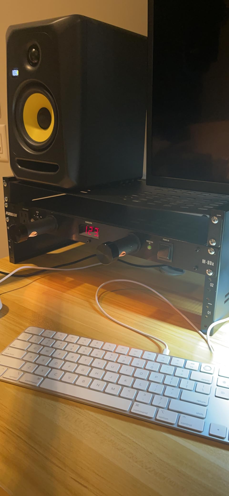 Furman M-8Dx Merit X Series 8 Outlet Power Conditioner & Surge Protector with LED Voltmeter & Dual Lights customer photo 1
