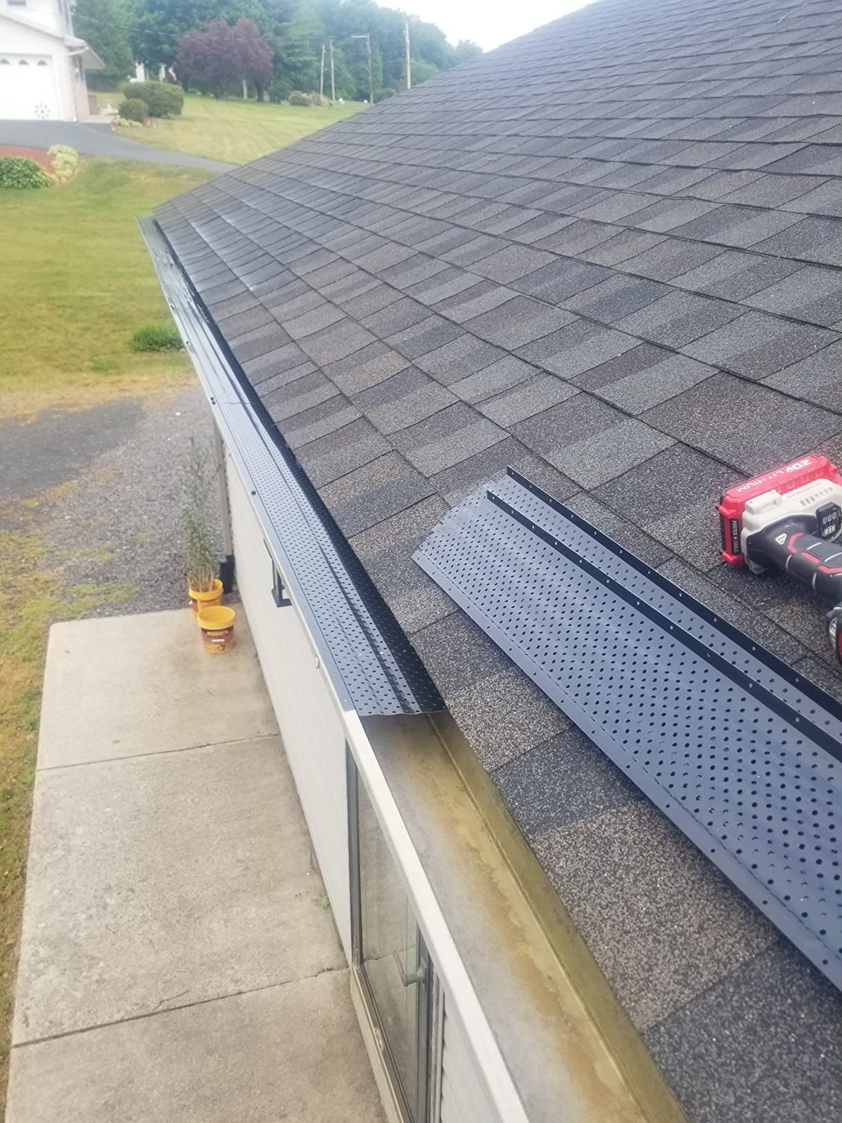 LeafTEK Heavy-Duty Aluminum Gutter Guard System, Fits 5 in, 100 ft, Black, Contractor-Trusted DIY Install Kit with Screws & Driver, Made in USA, Lifetime replacement warranty customer photo 1
