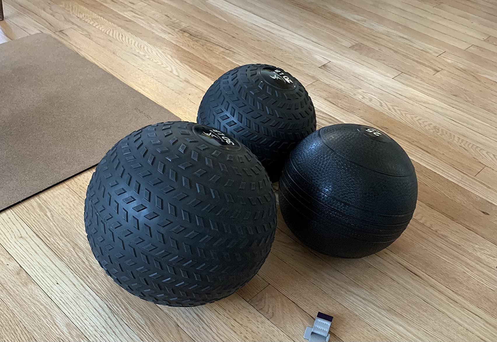ProsourceFit Slam Medicine Ball, Tread Textured Grip Dead Weight Balls for Strength and Conditioning Exercises, Cardio and Core Workouts, 30lb, Black customer photo 1