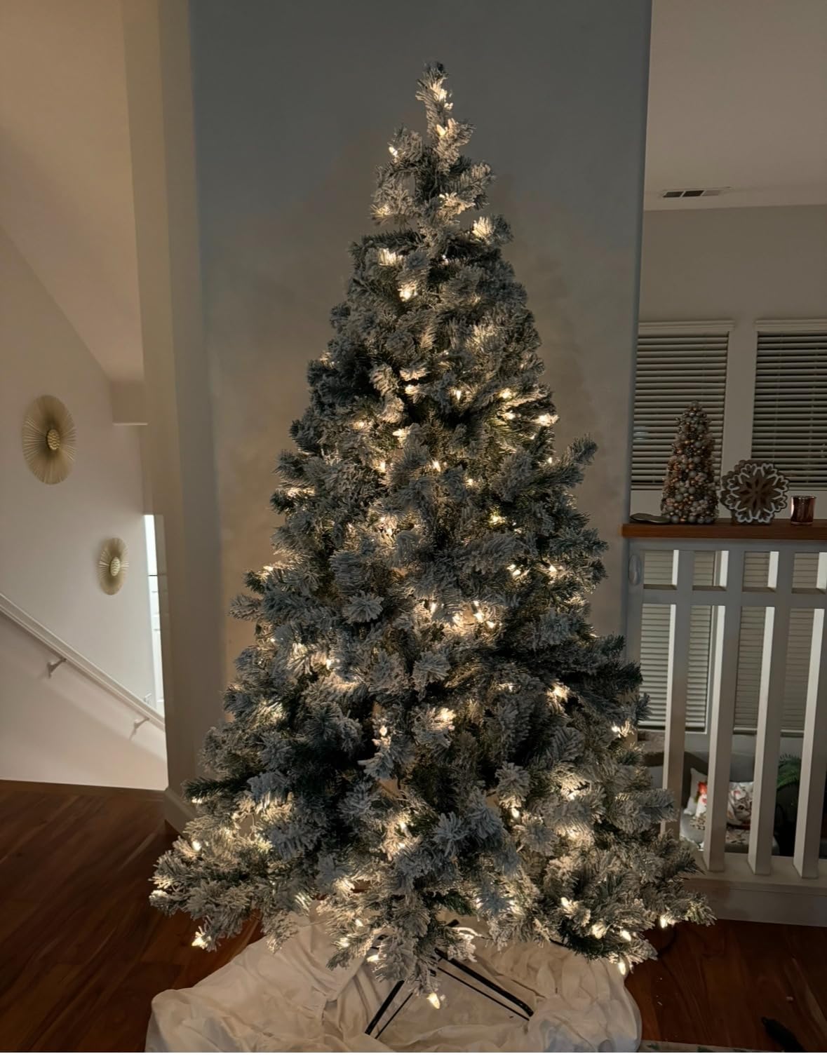 Best Choice Products 6ft Pre-Lit Artificial Christmas Tree Twinkling LEDs, Snow Flocked Design Pine Tree, Full Appearance Lighted Snowy w/Easy Assembly, 250 Lights, 928 Tips Metal Stand customer photo 1