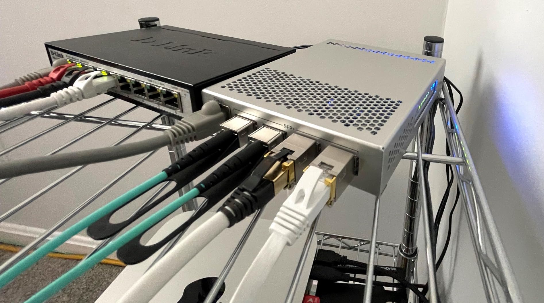 MikroTik CRS305-1G-4S+IN 4-Port 10G SFP+ Managed Gigabit Switch for Home Lab customer photo 1