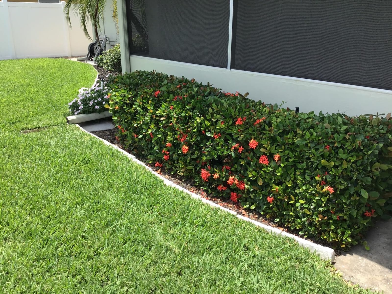 Suncast Interlocking Border Edging - Stone-Like Poly Construction for Garden, Lawn, and Landscape Edging - Water Resistant Border for Containing Trees, Flower Beds and Walkways - Light Taupe, 20 customer photo 1