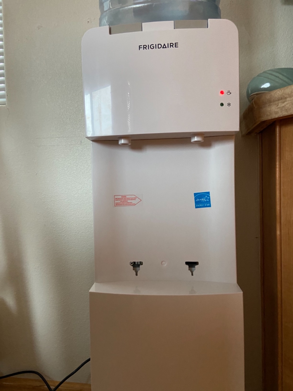 Frigidaire EFWC498 - Top Loading Cooler Dispenser -Hot & Cold Water - Child Safety Lock - Innovative Slim & Sleek Design, Holds 3 or 5 Gallon Bottles - Black customer photo 2
