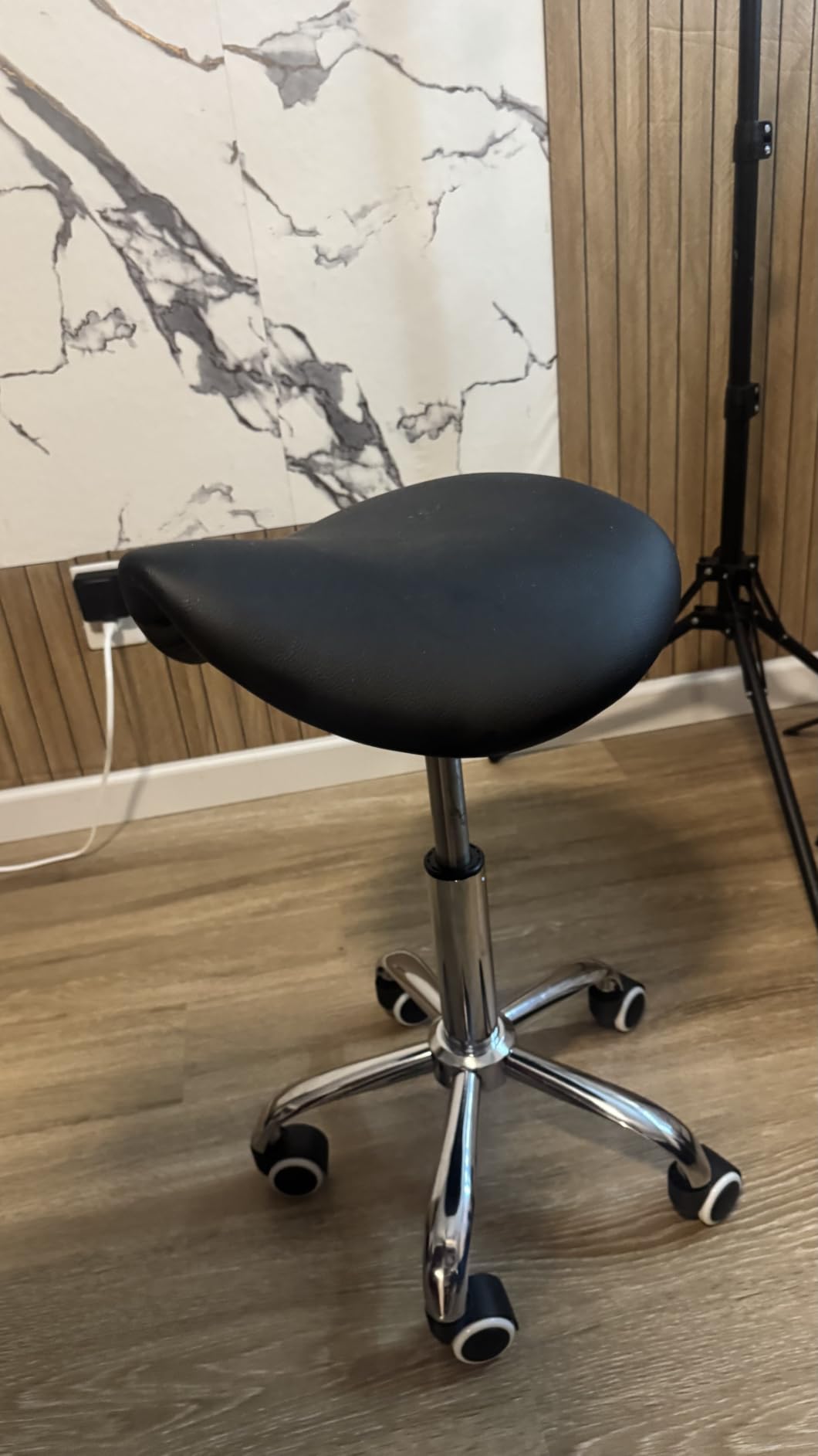 KKTONER Rolling Saddle Stool PU Leather Swivel Adjustable Rolling Stool with Wheels Salon Chair Black customer photo 2