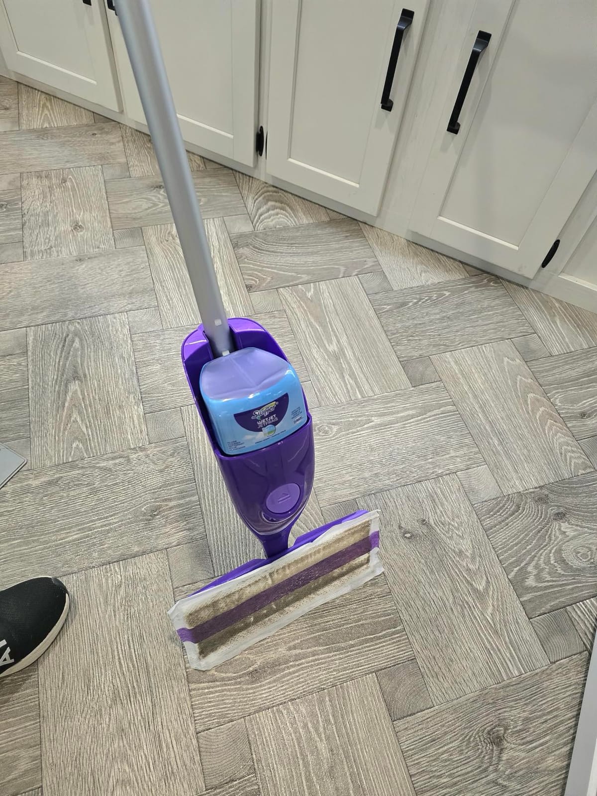 Swiffer WetJet Hardwood and Floor Spray Mop Cleaner Starter Kit, Includes: 1 Power Mop, 10 Pads, Cleaning Solution, Batteries customer photo 2