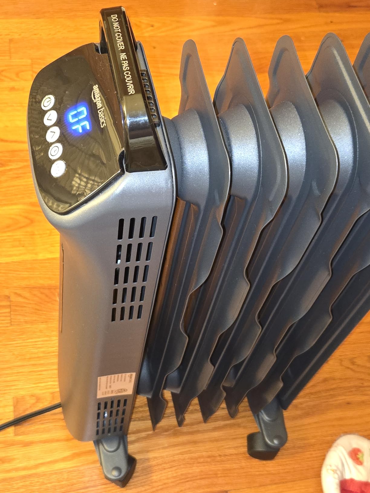 Amazon Basics Portable Oil Space Heater with Remote Control, 7 Oil-Filled Fins, Adjustable Thermostat, 3 Heat Settings, Tip-Over and Overheat Protection, ETL Safety Certificate, 1500W, Black customer photo 1