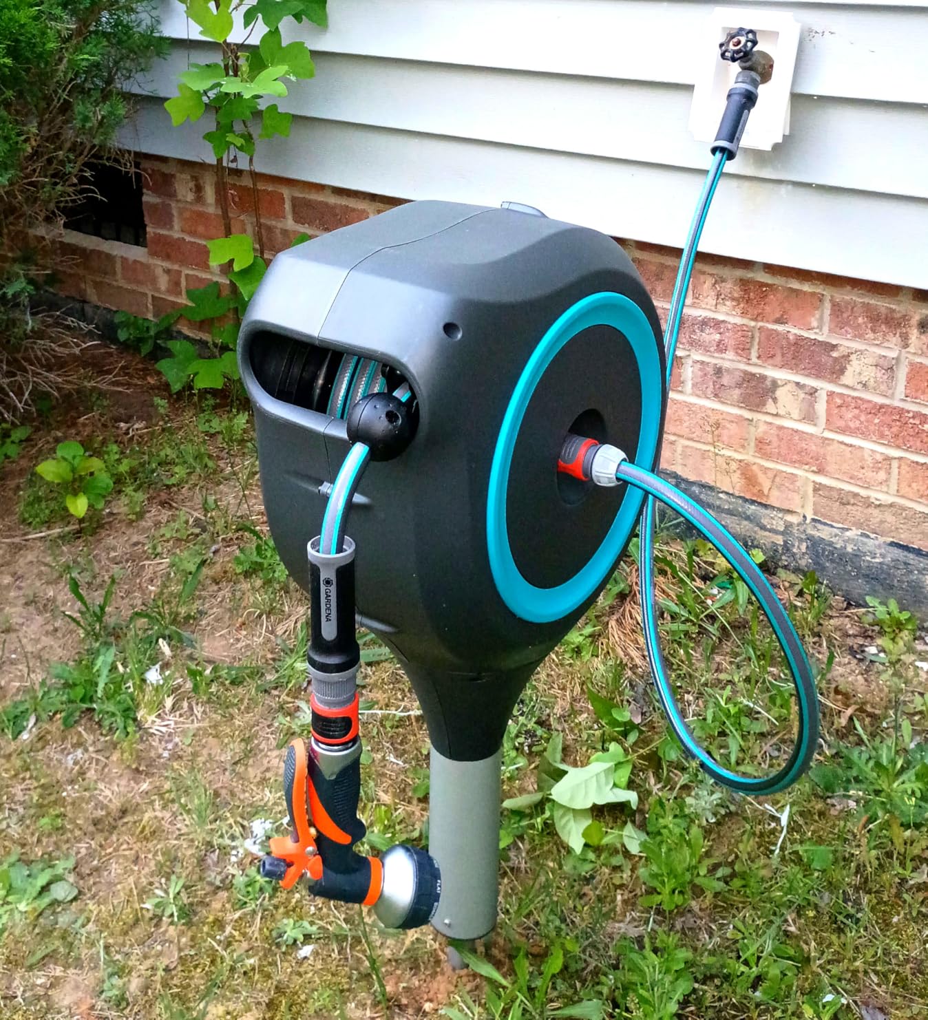 GARDENA Automatic Retractable Garden Hose Reel - 50 Feet - 360 Degree Swivel Outdoor Hose Reel with Metal Spike Base - Auto Retract - UV Resistant Housing - Easy Install No Tools Required customer photo 1