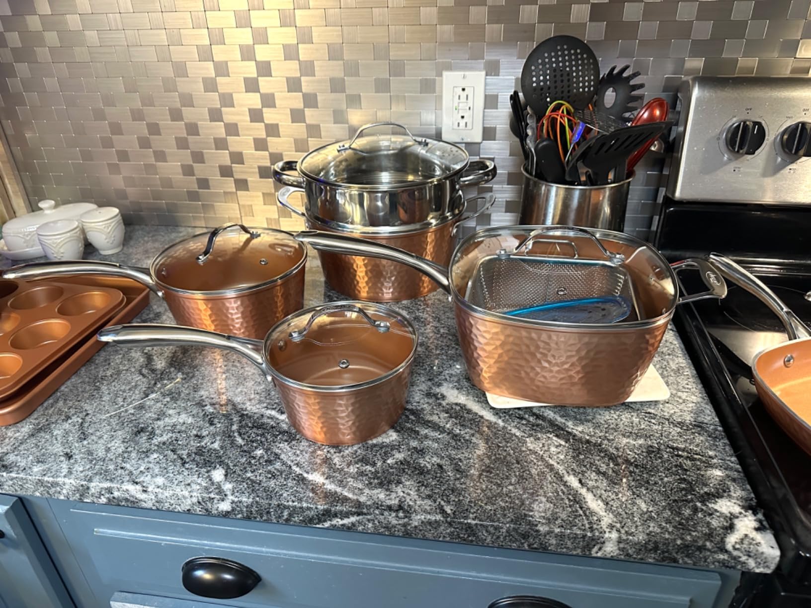 GOTHAM STEEL HAMMERED 20 Pc Pots and Pans Set Non Stick Ceramic Cookware | Pots and Pans, Deep Frying Pan & Bakeware Set Included, Non Toxic PFAS-Free, Induction Compatible, Oven & Dishwasher Safe customer photo 2