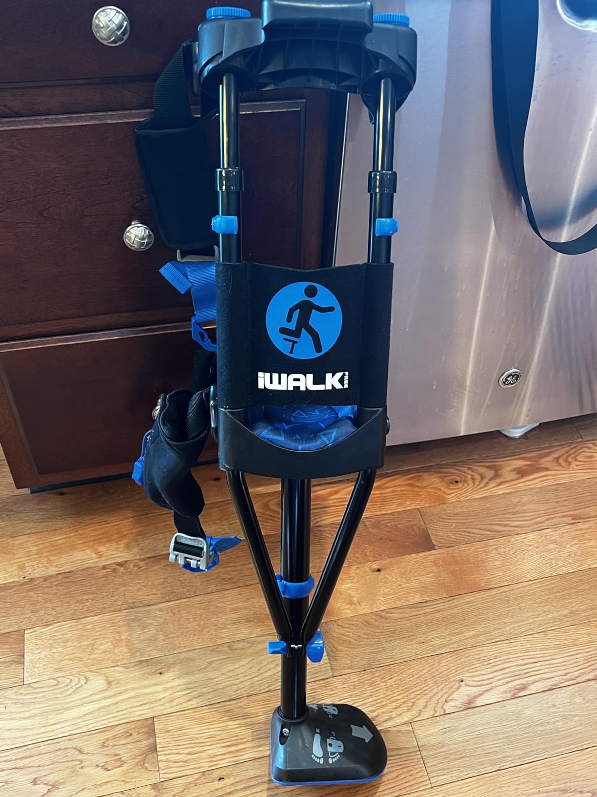 iWALK3.0 Original Hands Free Knee Crutch - Replaces Knee Scooter & Crutches | Learning curve 1-3 days customer photo 2